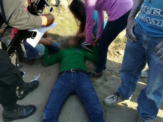 Jóvenes ebrios impactan auto contra colectiva